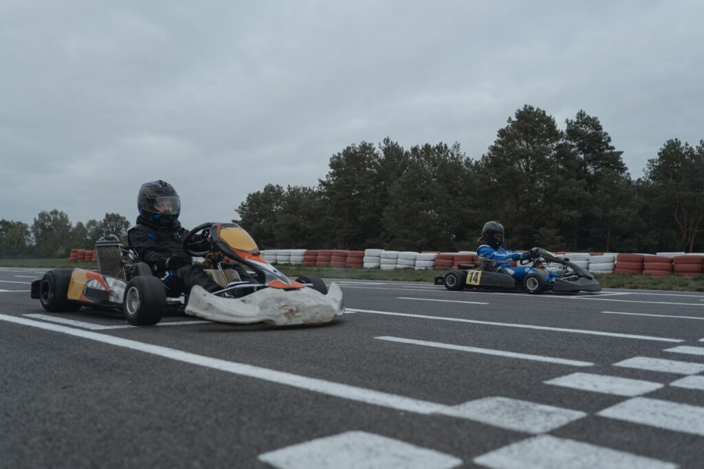 Kartcoureurs in actie op het circuit