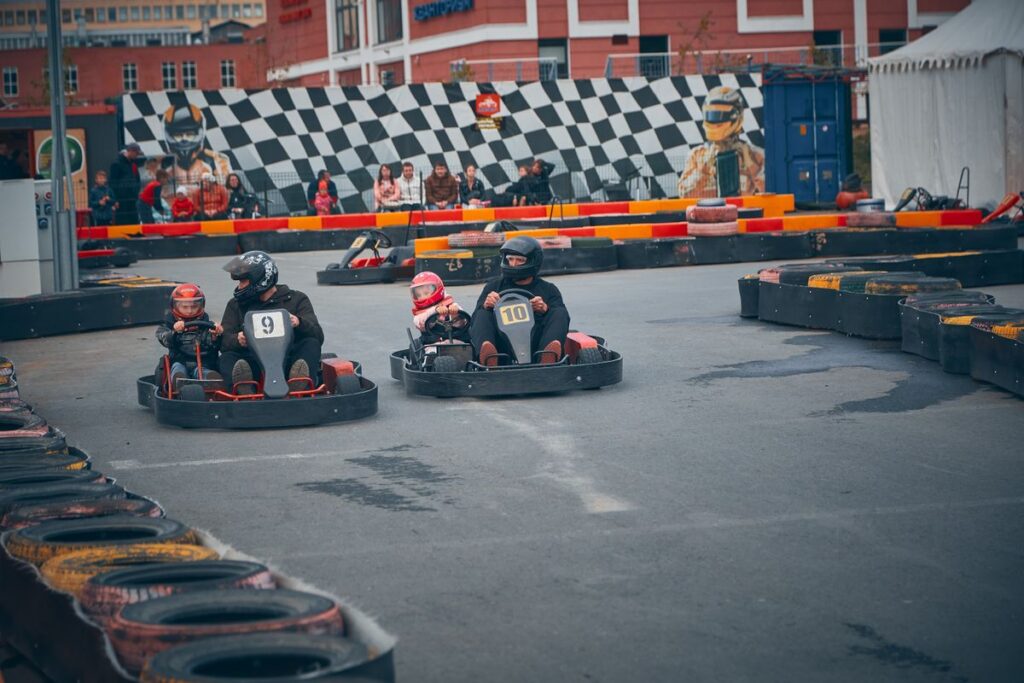 Kartcoureurs in actie op het circuit