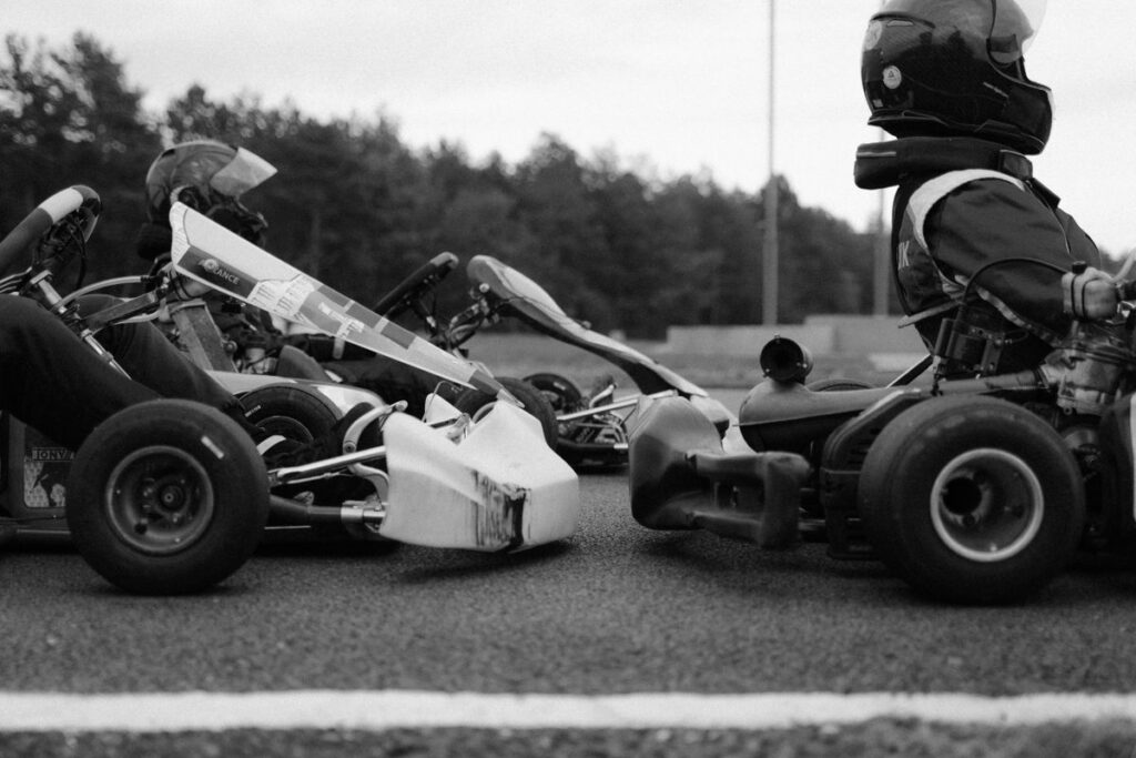 Kartcoureurs in actie op het circuit