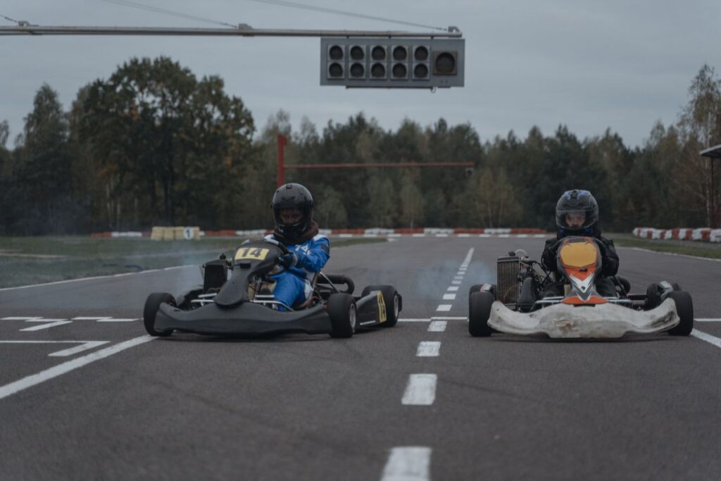 Kartcoureurs in actie op het circuit