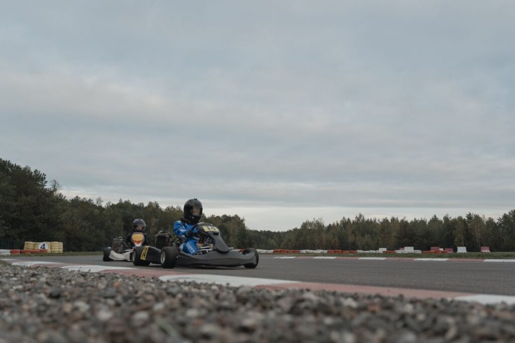 Kartcoureurs in actie op het circuit
