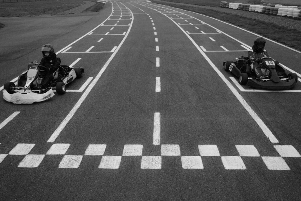 Kartcoureurs in actie op het circuit